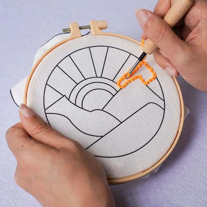 DIY punch needle -lasinalussarja käytössä kotona