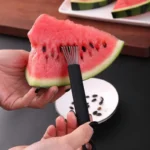 Vesimelonin siemenenpoistaja käytössä vesimeloniviipaleella keittiössä