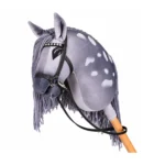 Harmaa appaloosa-keppihevonen valkoisilla täplillä, harmaalla harjalla ja tekojalokivisuitsilla